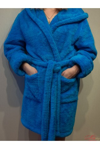 Короткий пушистый халат с капюшоном